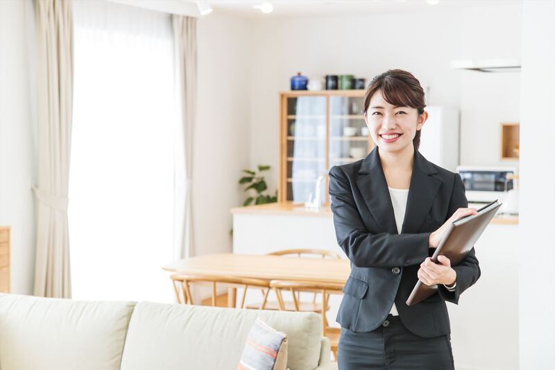 女性不動産営業マン