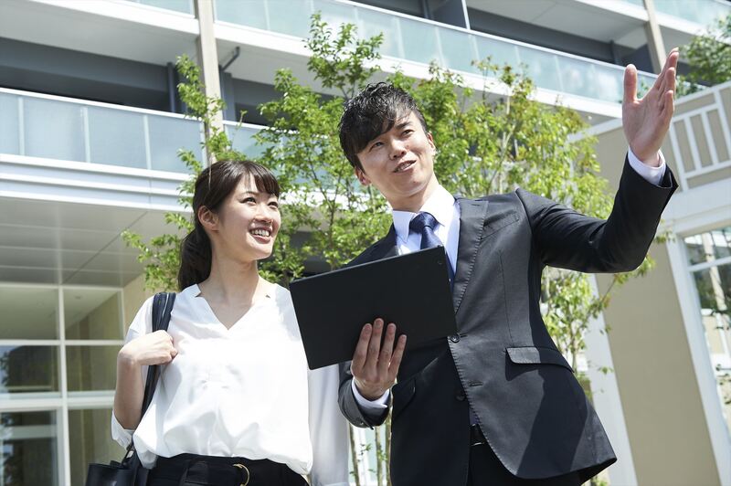 物件の周辺環境を案内するスタッフ